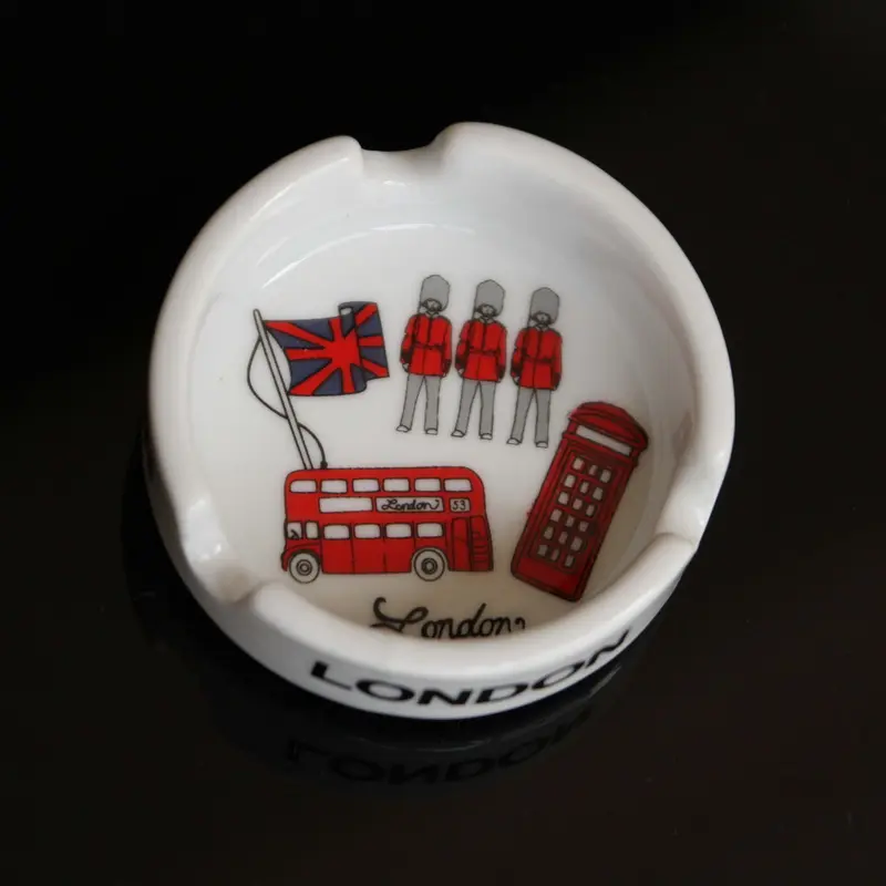 Logotipo personalizado impreso diseño de recuerdo turístico de Londres precio competitivo Cenicero de cerámica imán de nevera