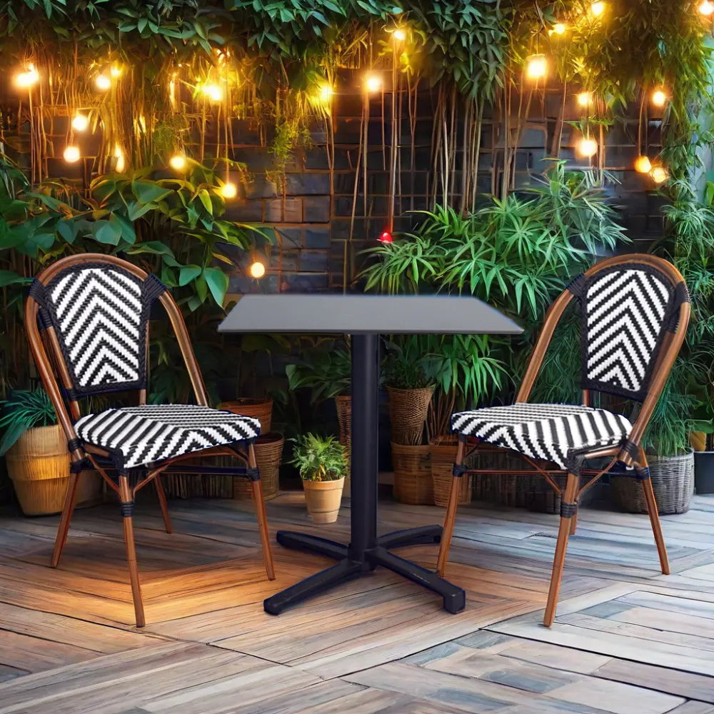 Chaises de bistrot français d'extérieur, ensemble de salle à manger noir pour restaurant avec design en osier et rotin aspect bambou pour cour intérieure