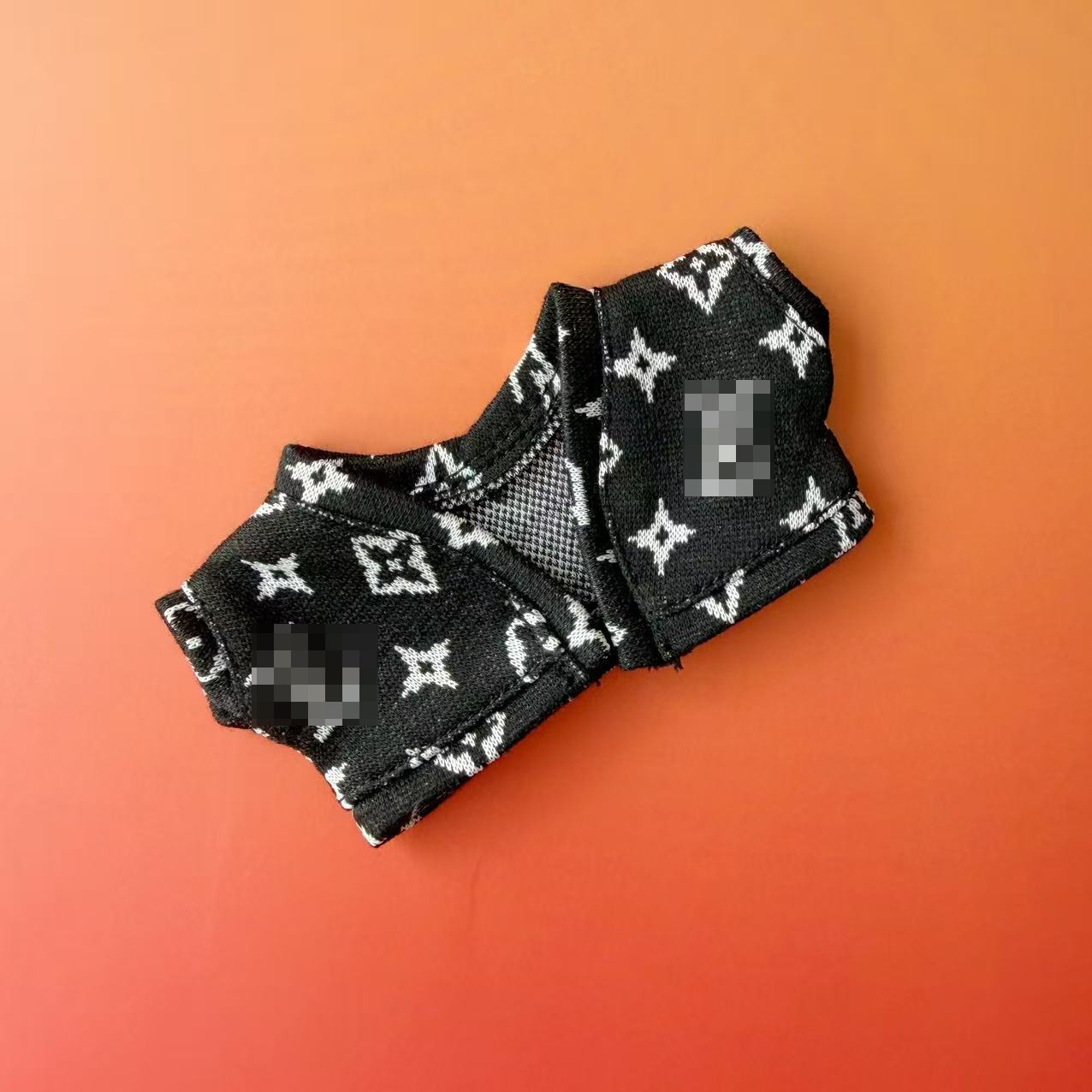 Cárdigan negro con letras.