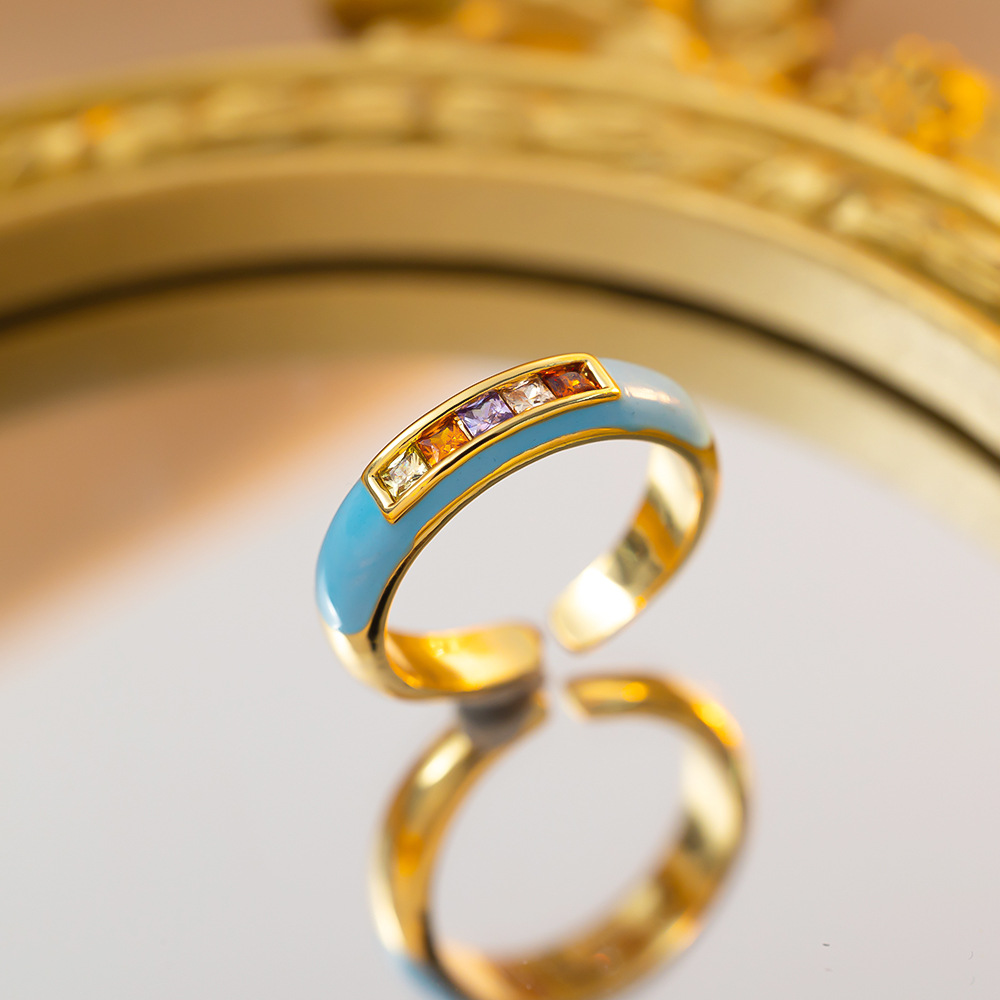 Bague en or avec diamant de couleur bleu goutte émaillée.