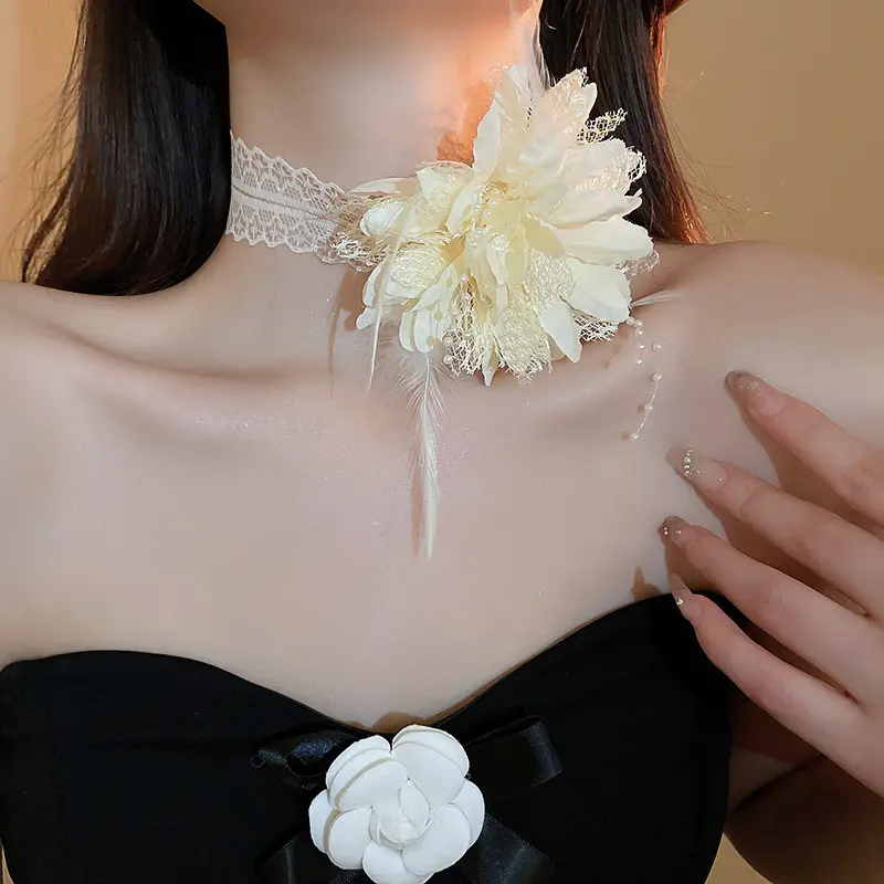 Gargantilha romântica de tecido elegante com flores e penas, gargantilha de renda com corrente de pérolas e gargantilha para mulheres, joia de presente