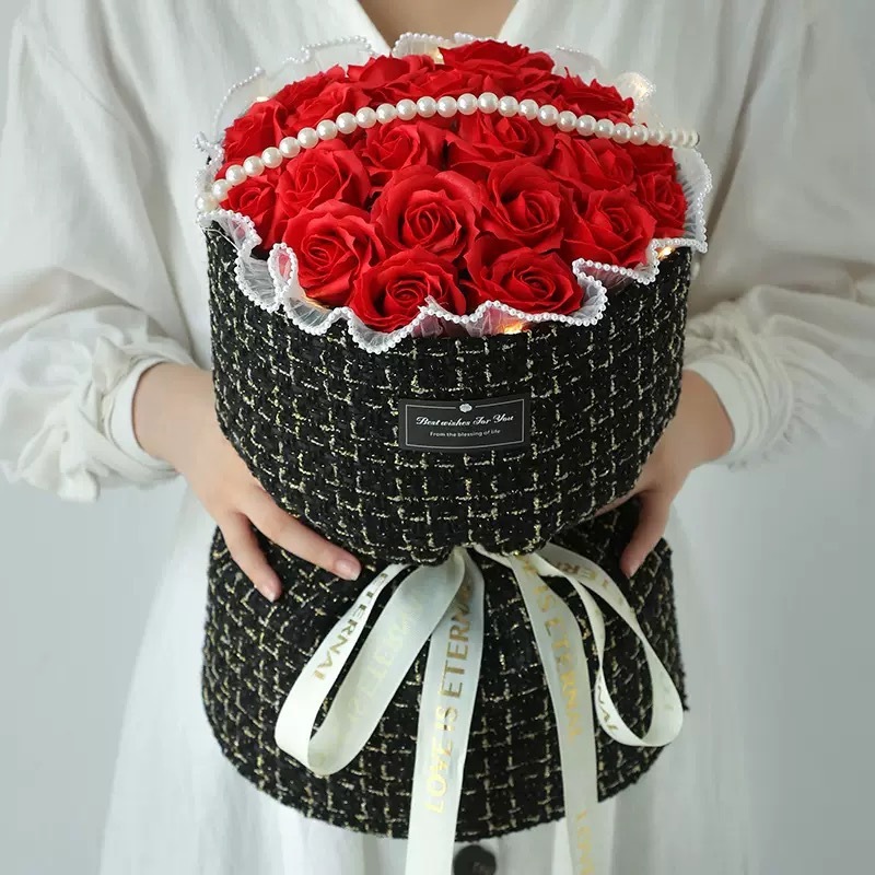 19 bright red flowers + gift bag + lamp