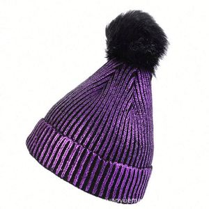 Женская вязаная шерстяная шапка с логотипом - Product Image 2