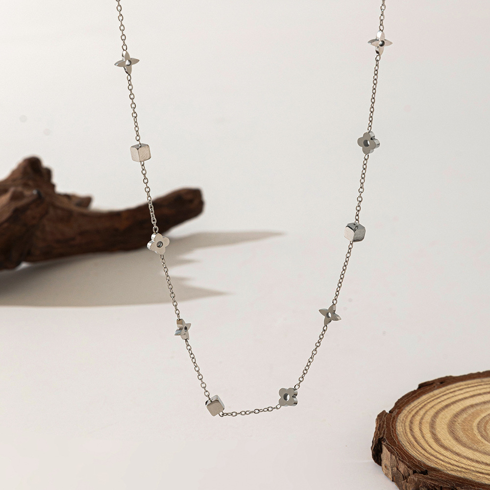 Collier de fleurs carré Acier