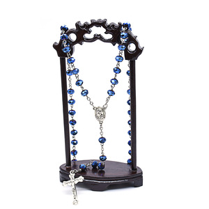 Kalung tasbih rosario, manik-manik kristal biru metalik dengan medali Tanah Suci dan Rosario salib Yesus - Product Image 3