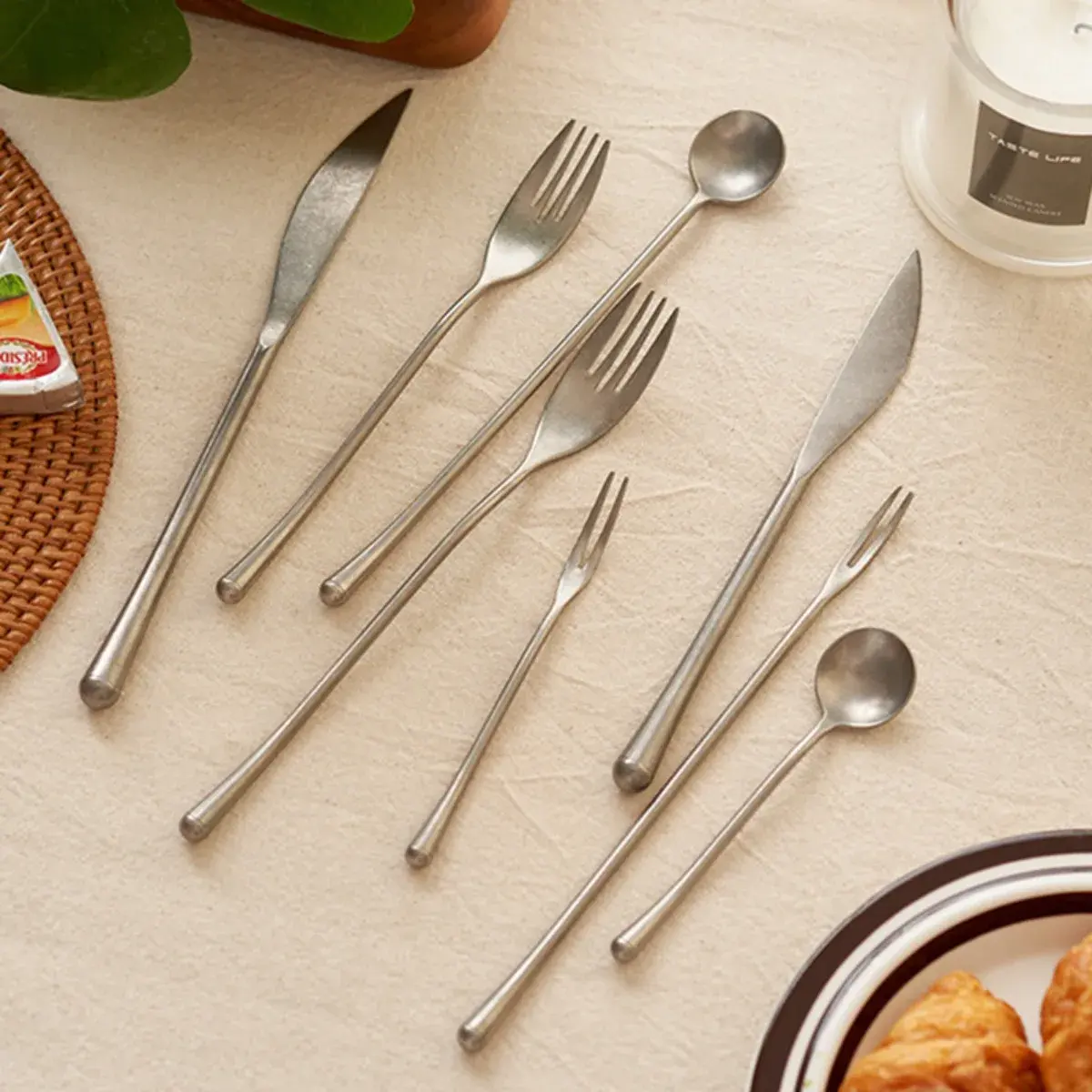 Ancient And Elegant Stainless Steel Cutlery Set Knives Forks Spoons For Meals/Desserts/Fruits Tableware For Family Wedding Party