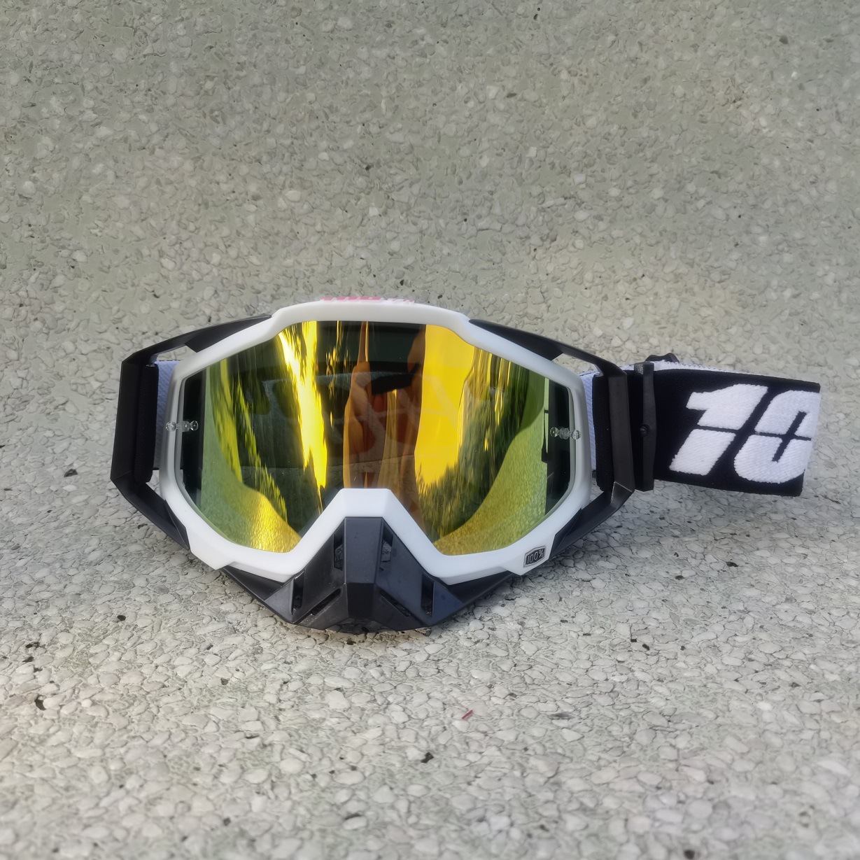 Blanc noir nez noir or