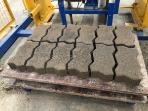 QT4-15B स्वचालित ईंट बनाने की मशीनरी कंक्रीट इंटरलॉकिंग मिट्टी खोखले ब्लॉक मशीन - Product Image 3