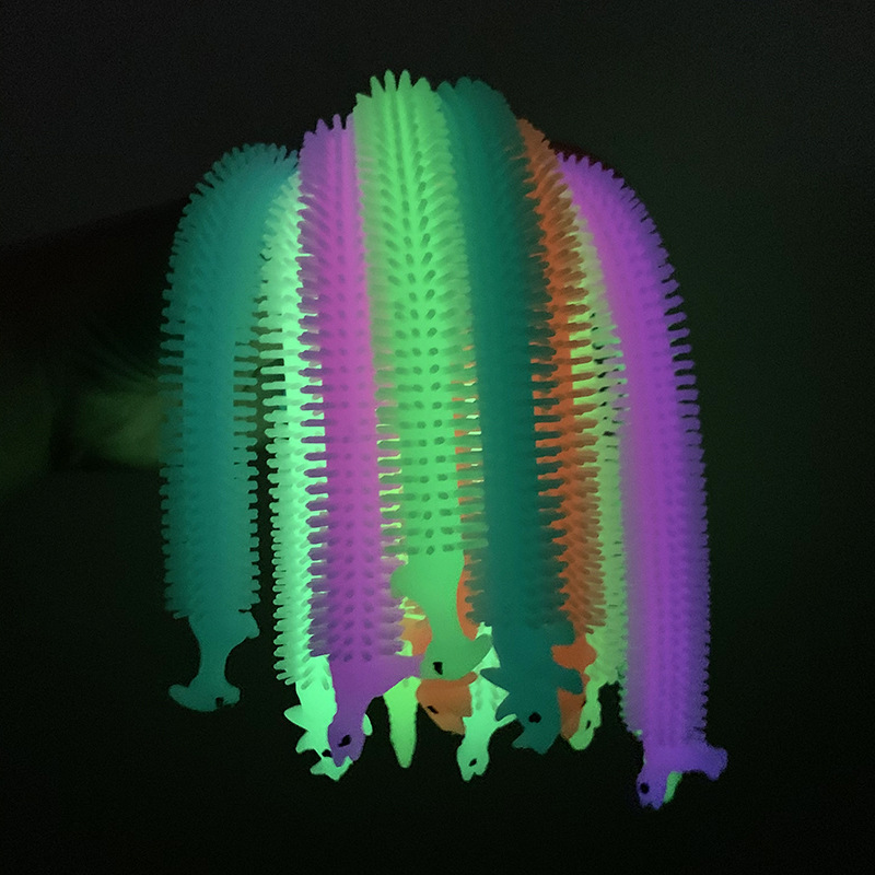 Diversión de dinosaurios que brillan en la oscuridad