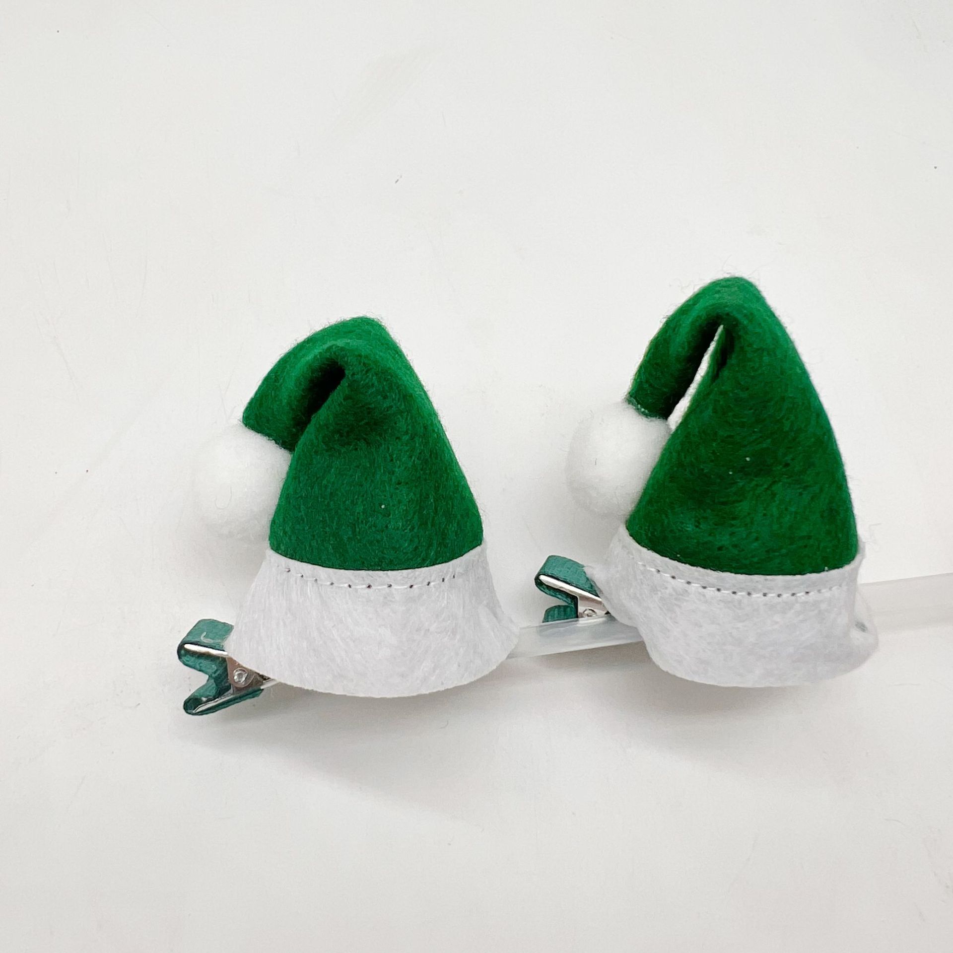 Chapeau vert à oreilles repliées