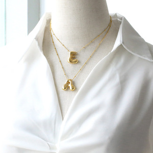 Altın kaplama <span class=keywords><strong>Joker</strong></span> pürüzsüz yağ mektup klavikula zinciri 26 kişilik çapraz sınır inci ile İngilizce mektup kolye Jewelry-NKQ52