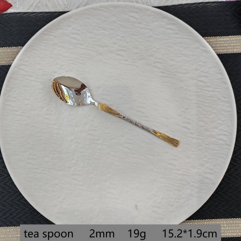 Cuillère à thé dorée