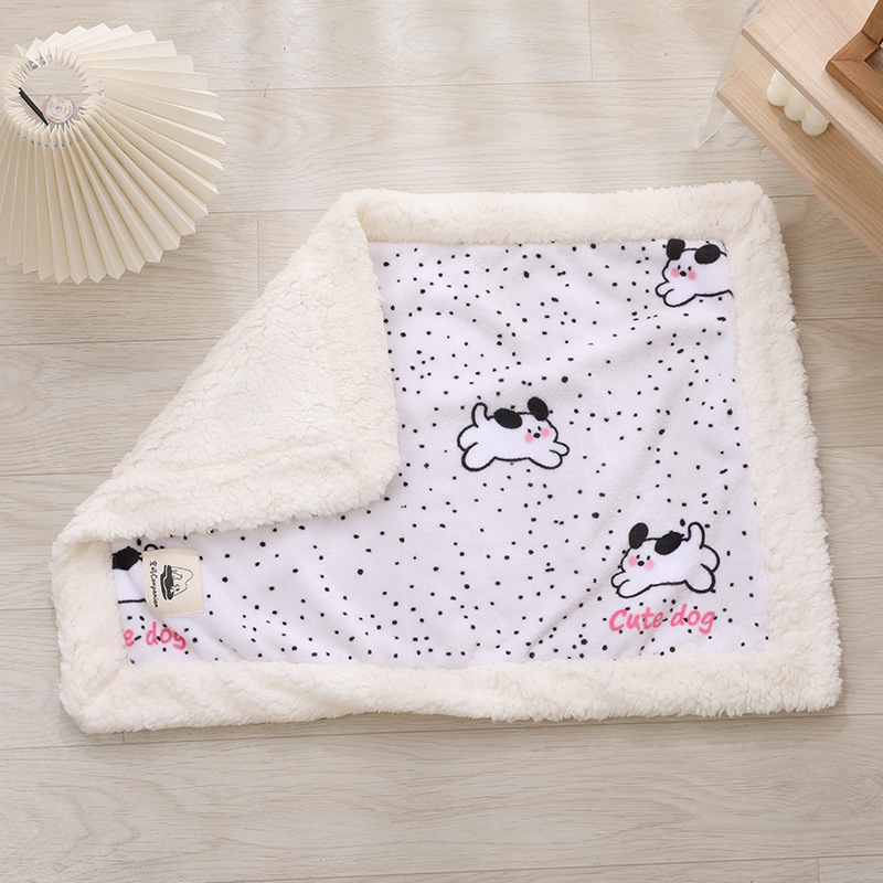 Chiot à pois blancs