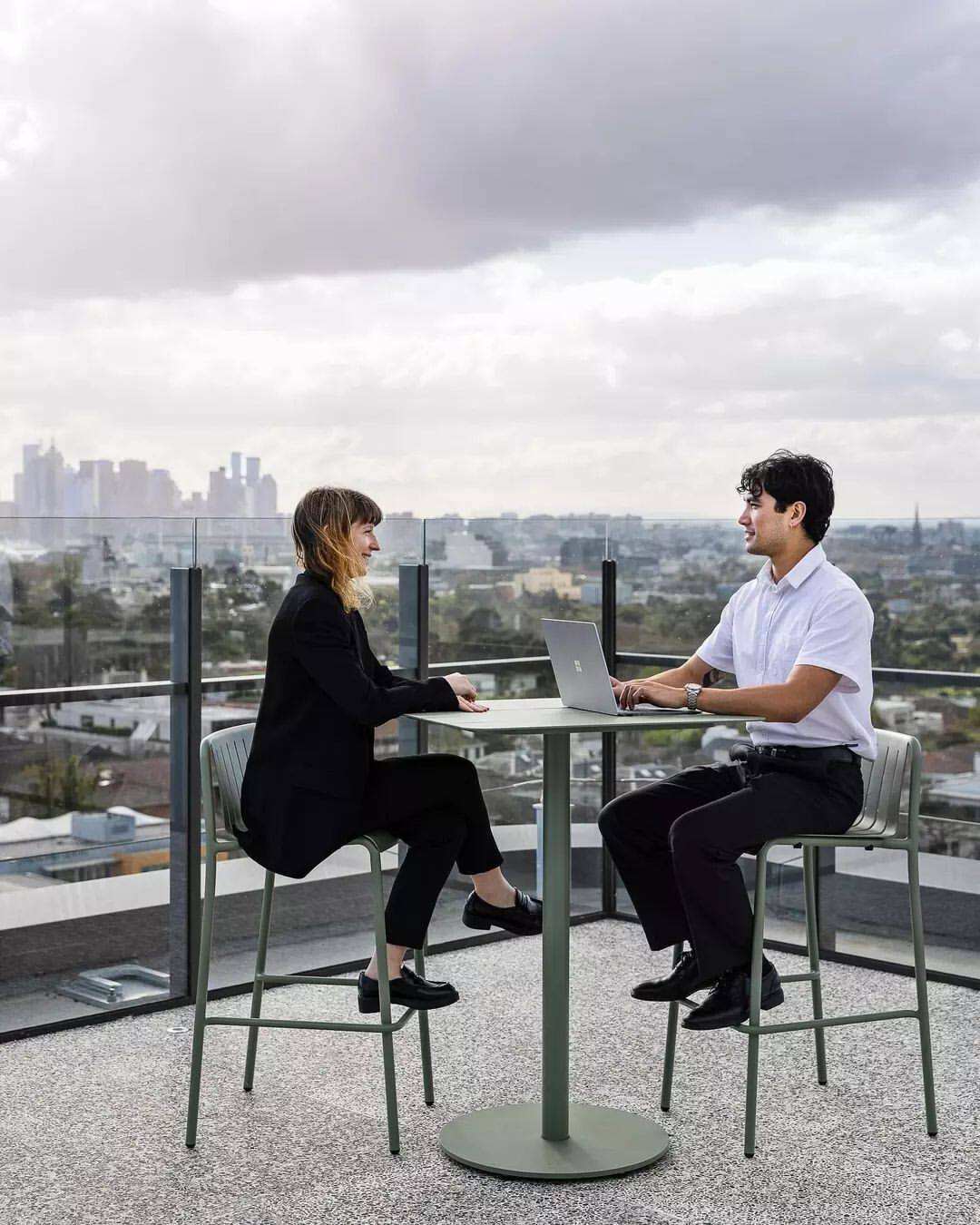 Comptoir de bar et chaises (1 table, 2 chaises, fer forgé)