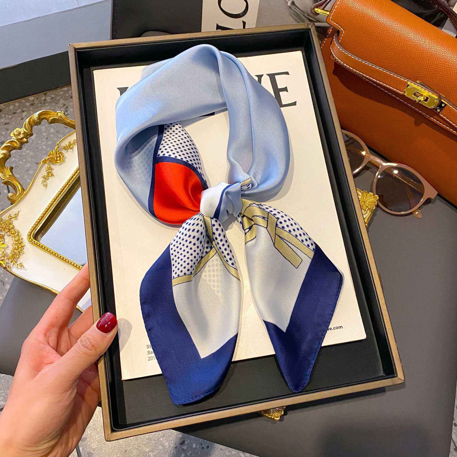 A0004-31 geometric color block blue