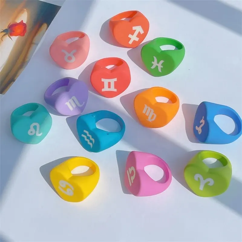 Nuovi gioielli di design 12 Con stations Chunky Resin Heart Simple Colorful acrilico Zodiac Finger Ring per le donne