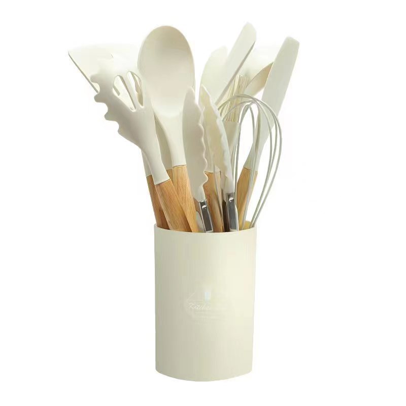 Juego de 12 utensilios de cocina de color blanco crema.