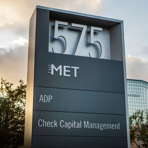 Kim loại bên ngoài freestanding wayfinding trụ cột pylon dấu hiệu Đường Phố định hướng thông tin tin nhắn hướng dẫn đường phố Totem dấu hiệu Hội Đồng Quản Trị - Product Image 1