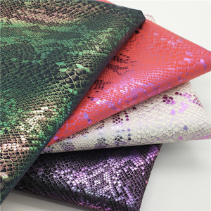Colores Shimmer serpiente piel de pitón 0,9mm en relieve sintético Artificial metálico PU tela de cuero para bolsos hacer billetera