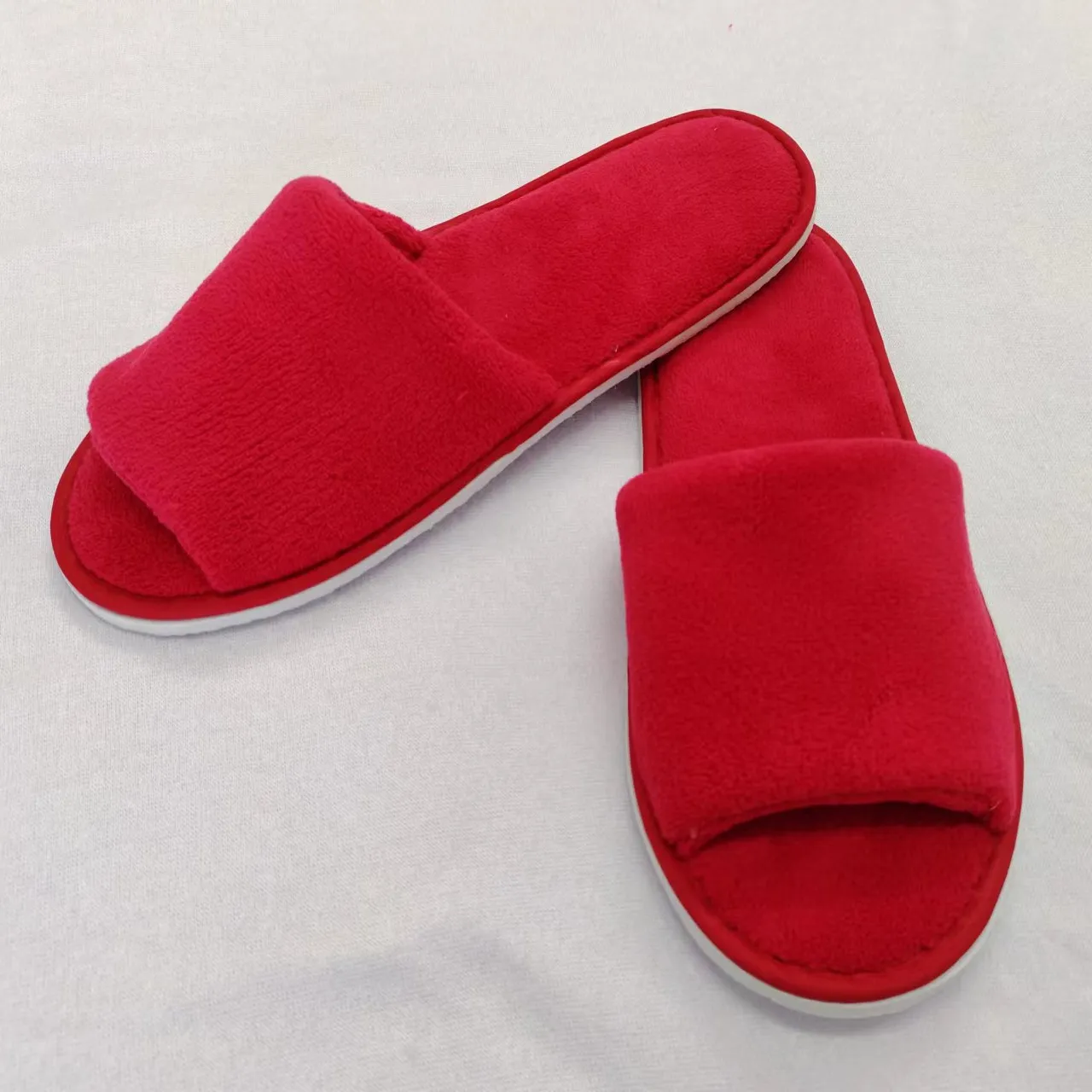 Atacado personalizado limpo e confortável quente quarto home interior open-toe chinelos de lã de coral vermelho para senhoras