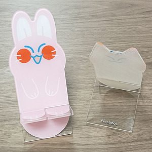 Kuien Bán Buôn Tùy Chỉnh In Acrylic Phim Hoạt Hình Điện Thoại Di Động Chủ Tabletop Hiển Thị <span class=keywords><strong>Standee</strong></span> Charms Nhựa Điện Thoại Đứng Thiết Kế Độc Đáo - Product Image 2