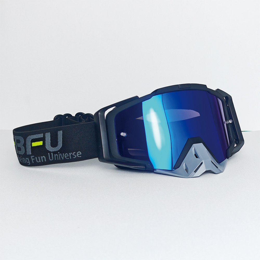 Gafas azules con montura negra.