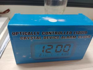 デジタルLEDアラーム電子デスクテーブル時計カレンダー付きLCDテーブル時計プラスチックモダン長方形3XAAAバッテリー60個 - Product Image 3