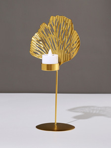 Yama Nordic Golden Iron Candlestickシンプルな幾何学的プレートエレガントな彫刻付きアーマーオーナメントダイニングテーブル用ロマンチックキャンドルカップ - Product Image 3