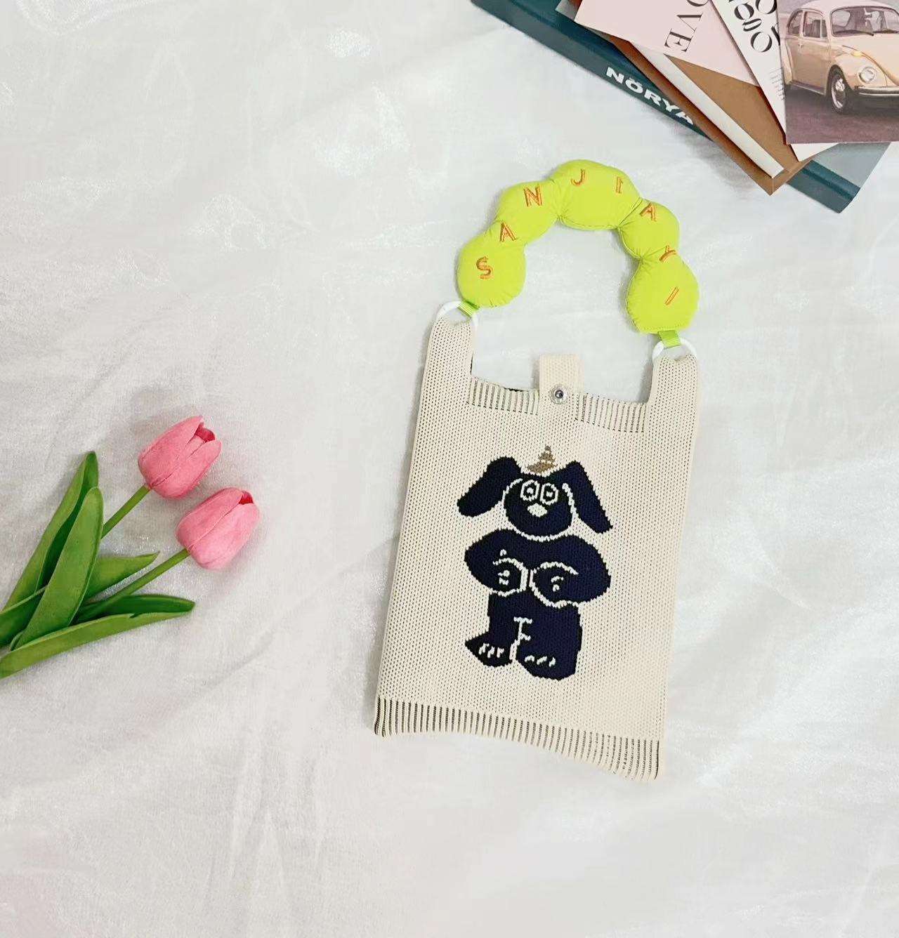 ลูกสุนัขสีเบจ