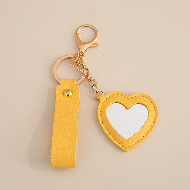 Espejo de corazón amarillo