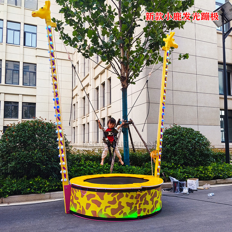 Saut à l'élastique solo multi-personnes avec un petit cerf