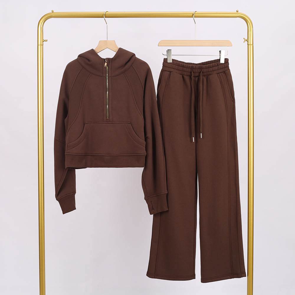 Set di pantaloni da tuta con cappuccio e zip a mezza zip, color oro brunito tostato.