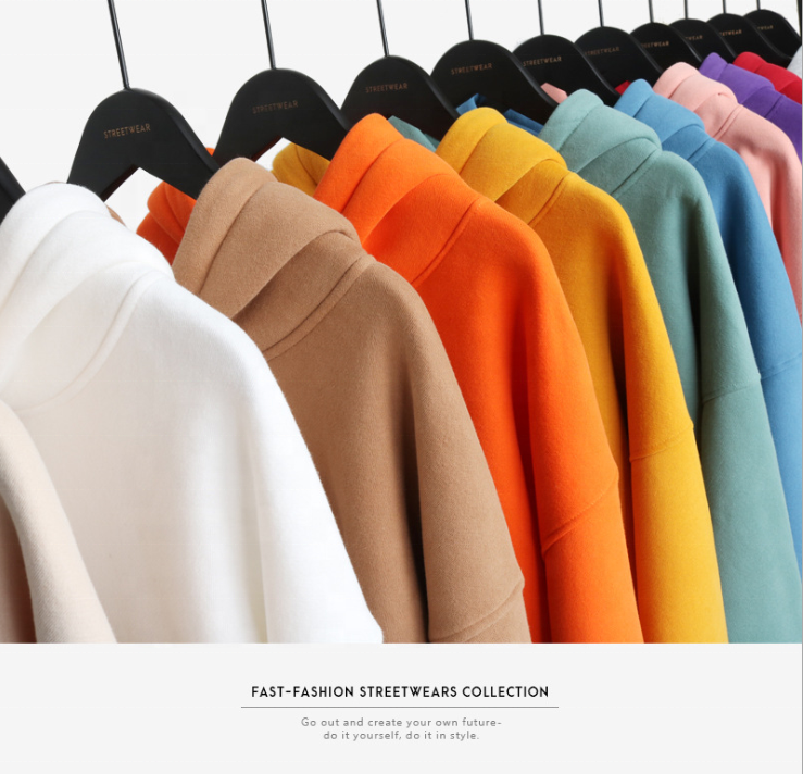 Un hoodie de couleur aléatoire