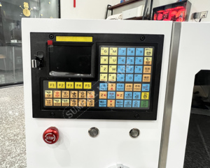 Torno CNC pequeño Sumore cama inclinada Stc2150 máquina de torno CNC de Servicio Ligero con herramientas en vivo para educación o uso de hobby - Product Image 3