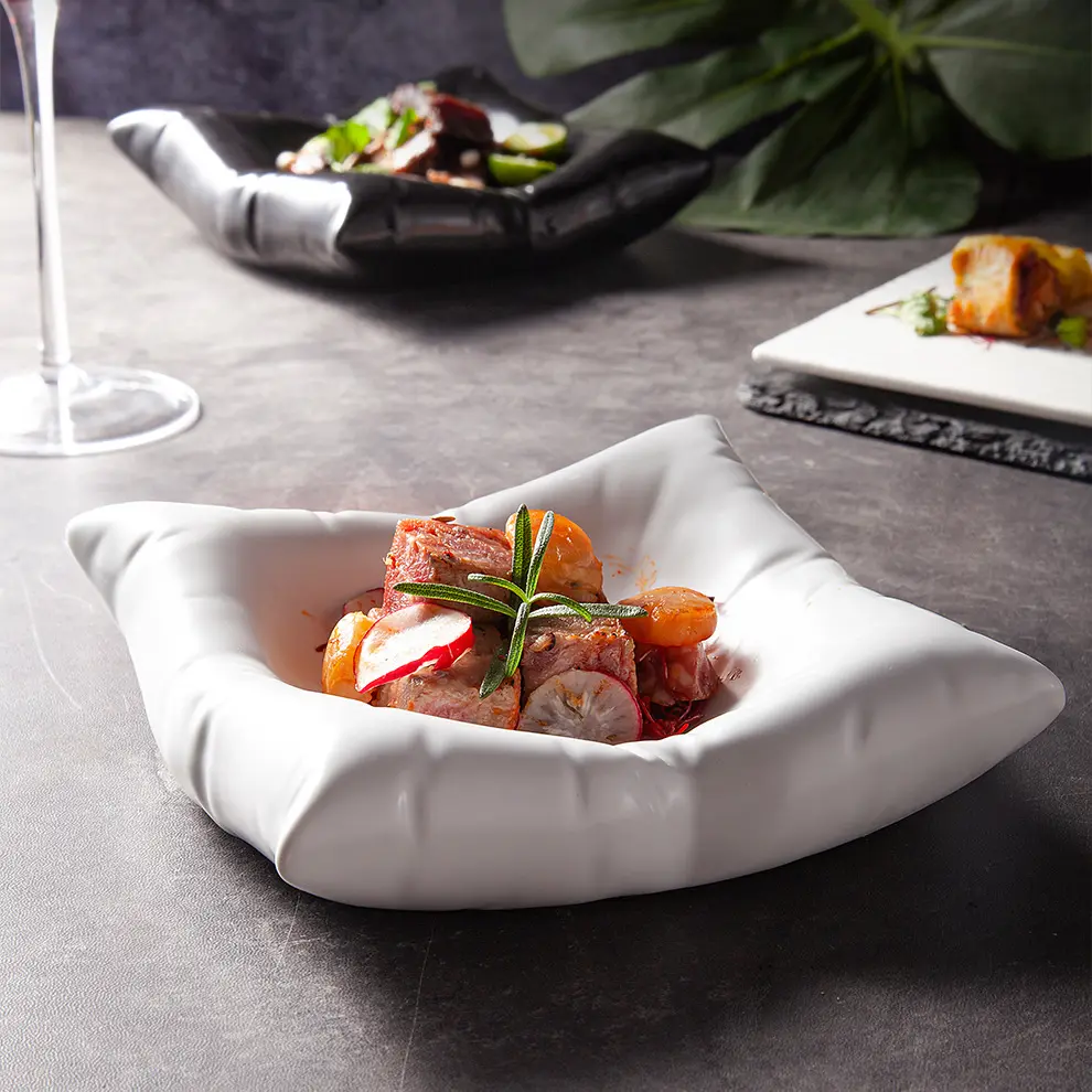 Benutzer definierte LOGO INS kreative High-End-Hotel quadratische Platte Keramik Kühl platte künstlerisches Geschirr weiß 8-Zoll-Kissenplatten