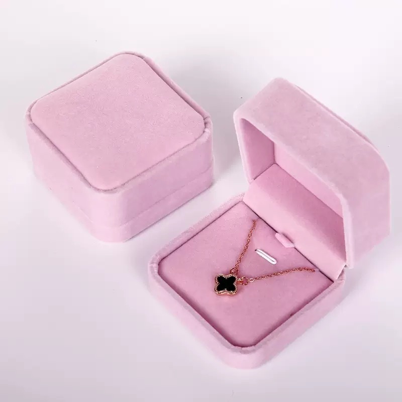 Scatola per collana rosa