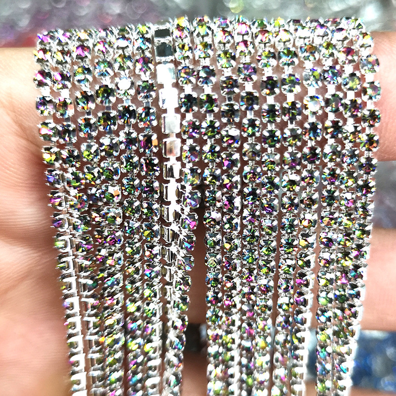 Base plateada con cinco colores.