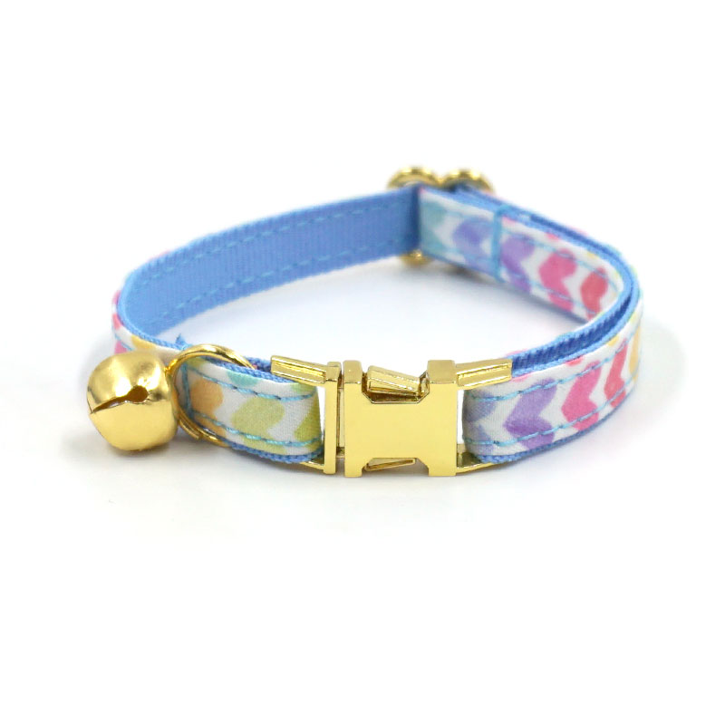Collier avec accessoires dorés
