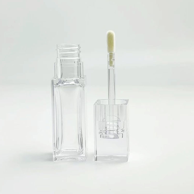 Tube de gloss à lèvres transparent avec grand applicateur pinceau