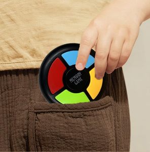 Huiye Light up bellek oyunu el elektronik oyuncaklar renk ezberleme klasik tahta oyunları ile bilgi yarışması oyunu işıklar ve sesler - Product Image 5
