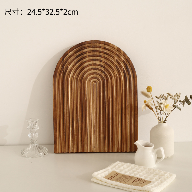 Pulido de madera de pino de forma ovalada.