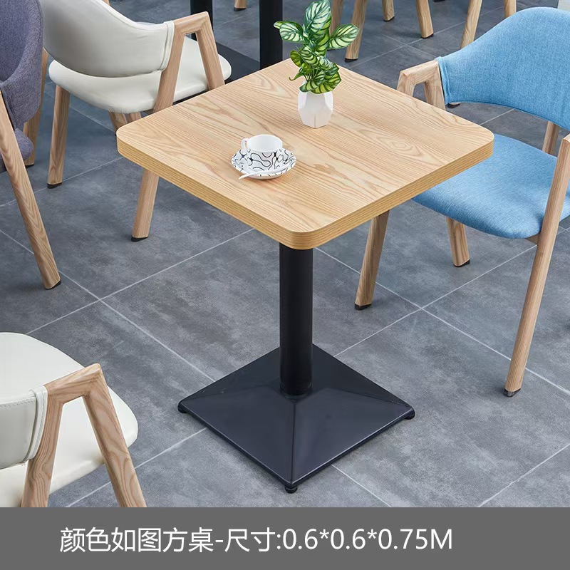 Mesa cuadrada de color madera con Pies Negros