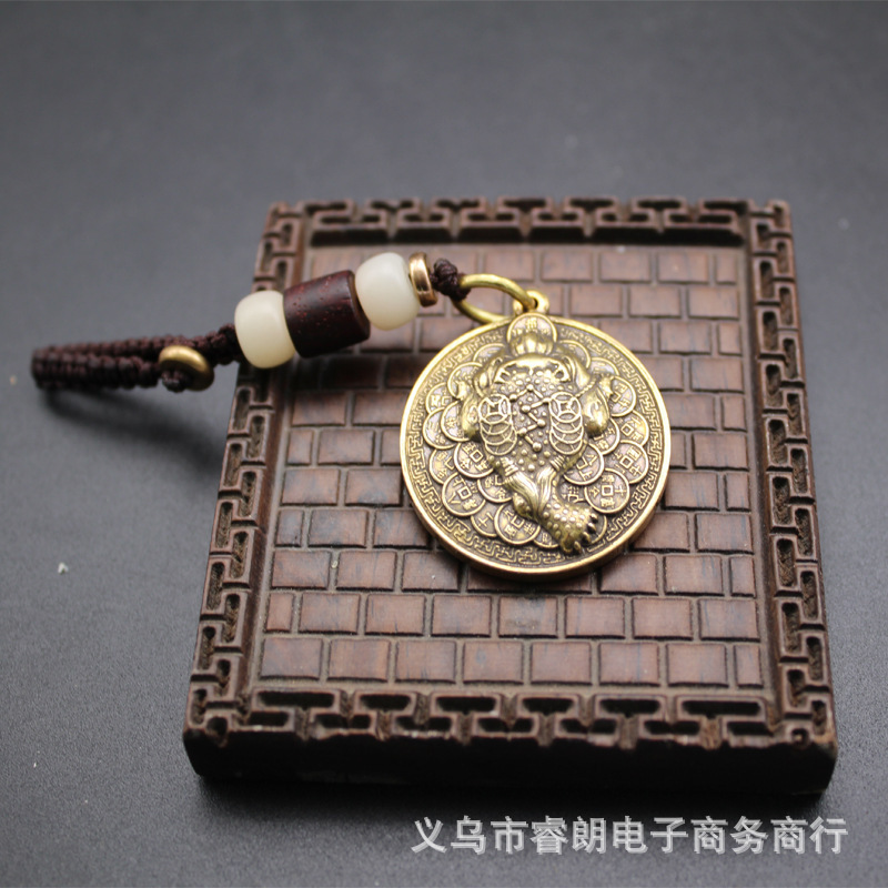 Three-legged toad (white bodhi pendant)