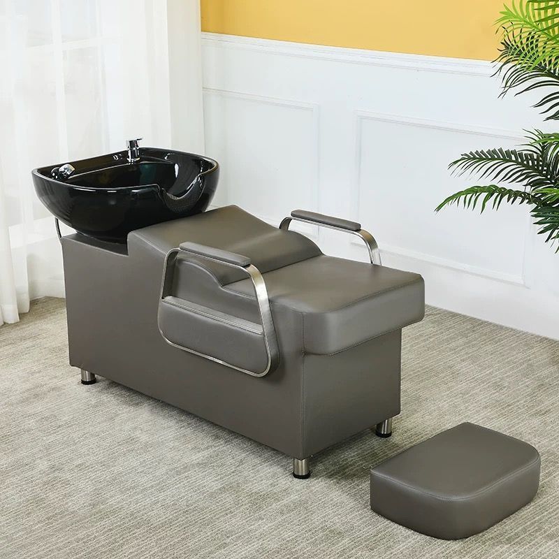 Cama gris oscuro con lavabo de porcelana negra.