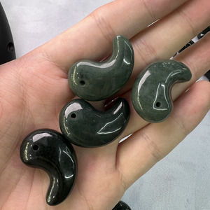 Fabrika toptan doğal koyu yeşil Myanmar yeşim tipi bir yeşim japonya Magatama 30mm ay şekli aksesuar takı DIY için