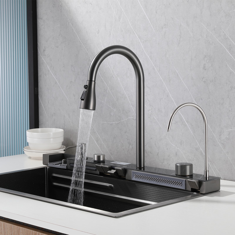 Robinet de cuisine gris pistolet avec évier
