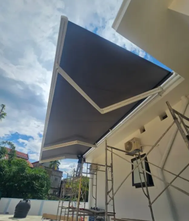 Vente en gros de pare-soleil de patio extérieur projection de grande taille auvent rétractable électrique en aluminium solide et durable