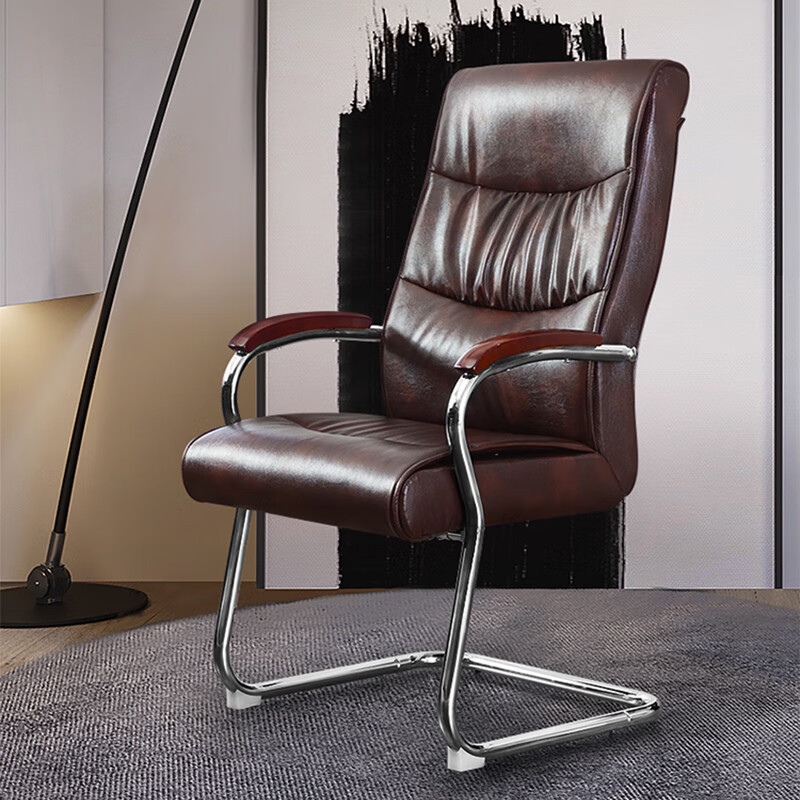 Silla de cuero marrón con forma de arco.