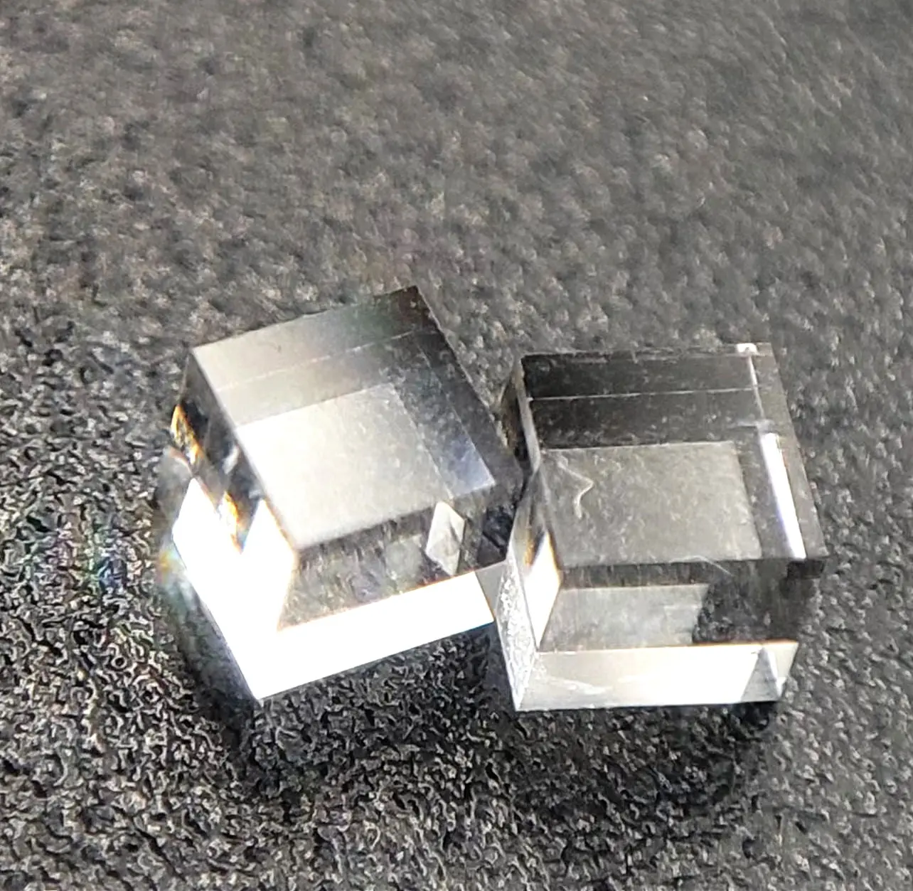 Prisma ottico a diamante cube cvd con basso contenuto di azoto 1-10ppm 6 lati lucidati 2*2*2