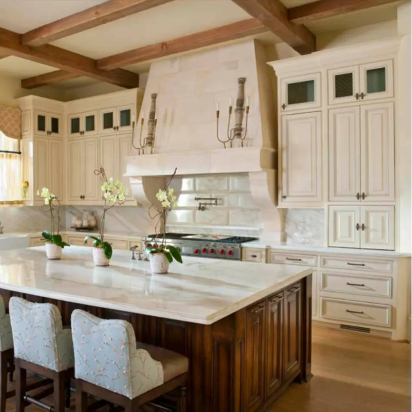 Grande armadio da cucina americano contemporaneo in legno massello bianco e altri mobili personalizzati per l'intera casa